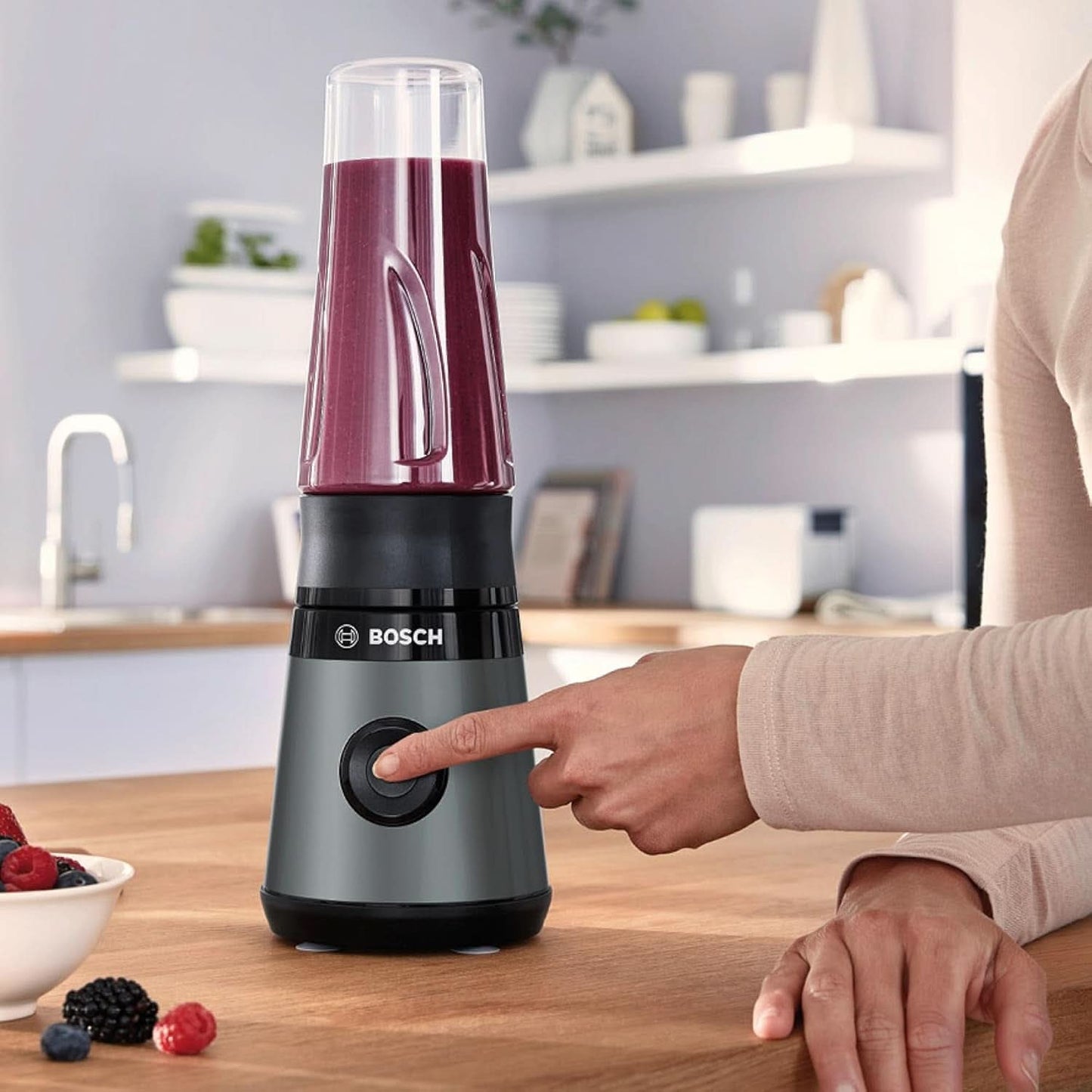 Bosch Mini-batteur sur socle Vitapower Serie 2 MMB2111S, Mélangeur à grande vitesse, Jusqu'à 40 000 tr/min, Tritan Togo-Flasche 0,6 L, Trinkdeckel, Bruchsicher, Spülmasch.Geeignete Teile, 450W, Silber/Schwarz Kitchen Naty Shop