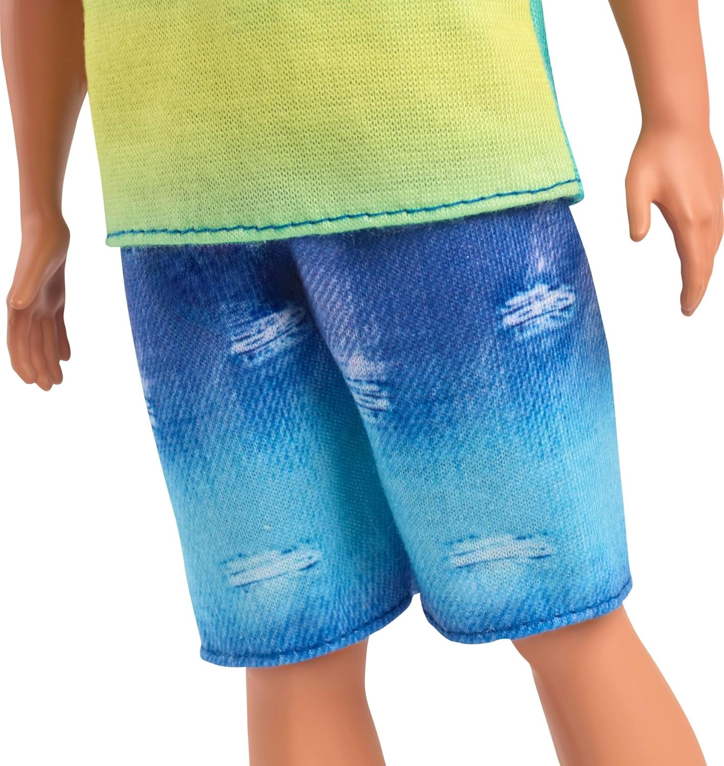 Poupée Ken Barbie Fashionistas no. 236 avec cheveux noirs, débardeur ombré bleu sarcelle, short en jean et baskets argentées, HYV00