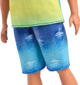 Poupée Ken Barbie Fashionistas no. 236 avec cheveux noirs, débardeur ombré bleu sarcelle, short en jean et baskets argentées, HYV00
