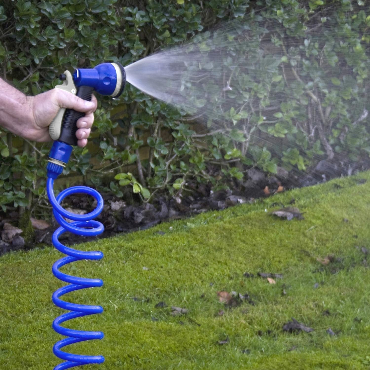 Kit de tuyaux spiralés TATAY 10 m avec accessoires en plastique avec protection UV, idéal pour les terrasses et petits jardins.