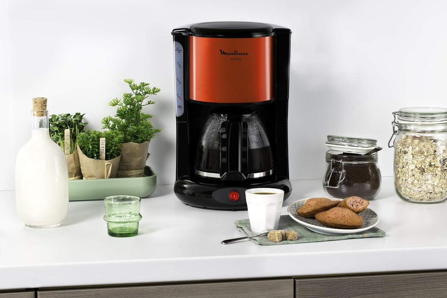 Machine à expresso Subito avec filtre, carafe en verre, 10-15 tasses, capacité 1,25 L, fonction d'arrêt automatique, filtre amovible, indicateur de niveau d'eau, acier inoxydable, rouge/noir, FG360D
