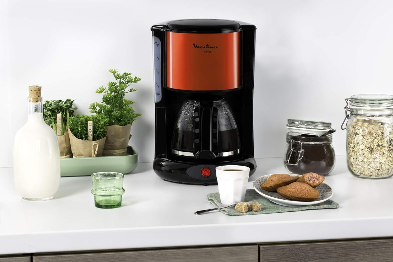 Machine à expresso Subito avec filtre, carafe en verre, 10-15 tasses, capacité 1,25 L, fonction d'arrêt automatique, filtre amovible, indicateur de niveau d'eau, acier inoxydable, rouge/noir, FG360D
