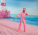 BARBIE LE FILM Margot Robbie - Poupée avec combinaison Kaugummi-Rosa, Messy Updo, Sonnenbrille, Kopftuch, Wedge-Sneakers, Sammlerverpackung, pour enfants à partir de 3 ans, HRF29