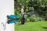 Gardena Classic Wall Hose Reel Set 50 : Enrouleur de tuyau mobile, peu encombrant, montable au mur et amovible à tout moment, avec tuyau de 20 m, buse de pulvérisation et pièces du système (8009-20)