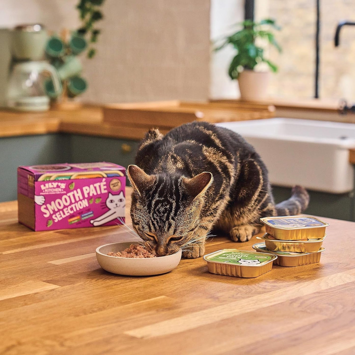 Lily's Kitchen Nourriture naturelle humide pour chat adulte, plateaux, recettes sans céréales, assortiment (32 plateaux x 85 g)