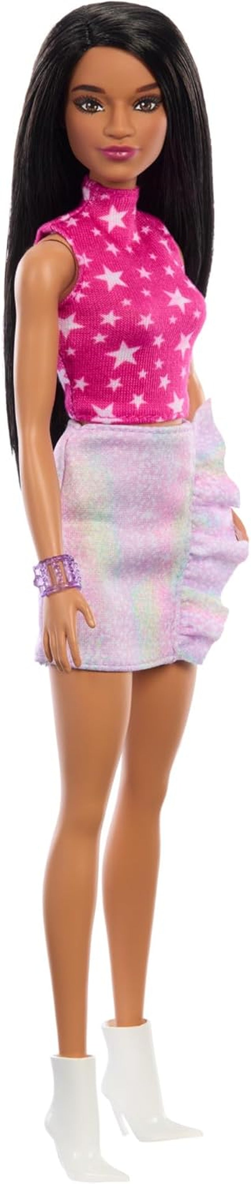 Poupée Barbie Fashionistas no. 215 avec cheveux noirs raides, chemisier rose imprimé étoiles et jupe irisée, poupée mannequin de collection 65e anniversaire, HRH13