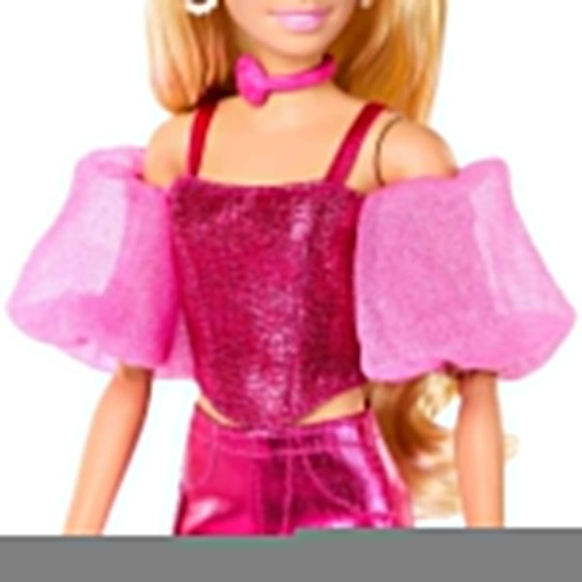 Poupée Barbie Deluxe Style #5 dans une tenue blonde rose métallisée avec un haut corsage scintillant et un pantalon scintillant, avec des accessoires dont un collier rose et un sac à main, JFP40