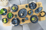 SANGER | Service de table Tokyo Service de table 12 pièces en grès pour 4 personnes comprenant des assiettes plates, des assiettes à dessert et des bols, bleu foncé avec des accents noirs | LA COLLECTION PREMIUM