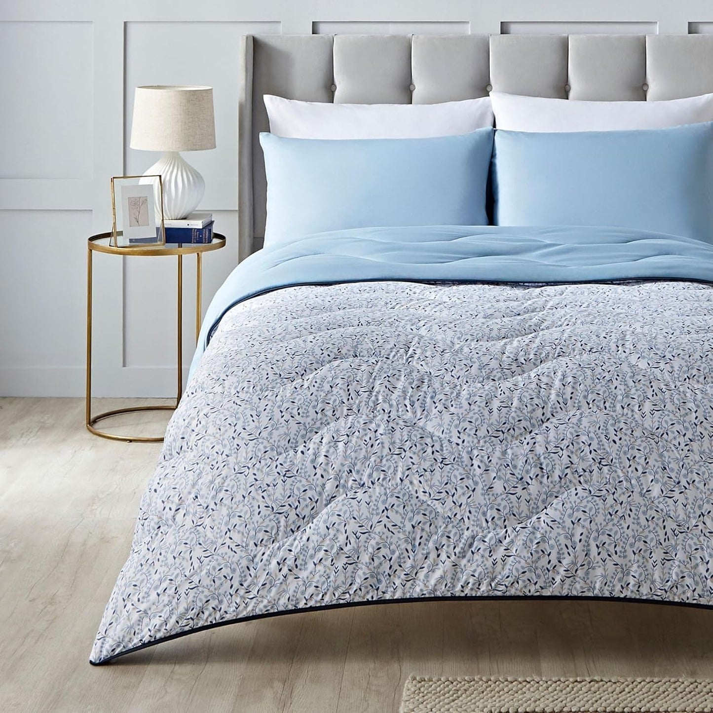 Night Lark Couette sans housse Super King 6 Tog Printemps Été – Blue Garden Couette super douce légère lavable en machine Séchage rapide Ensemble d'oreillers tout-en-un réversible Naty Shop Couette Bleu Super King