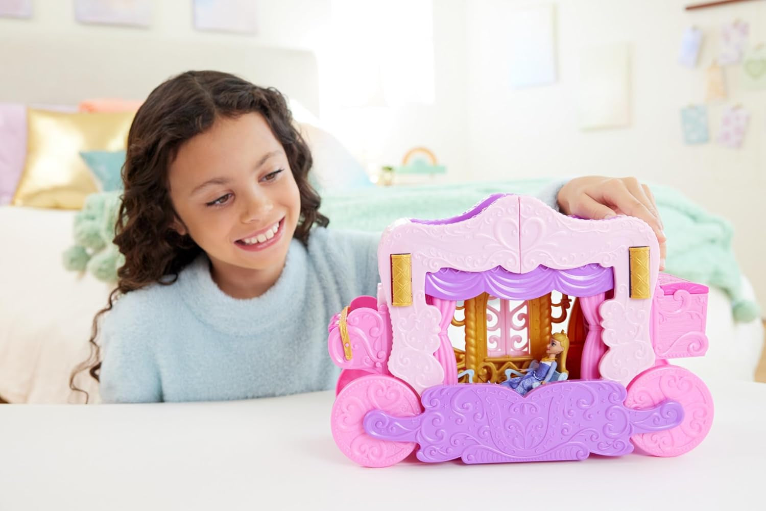 Mattel Disney Princess Transformation Playset Transport au château avec mini poupée Aurora, 3 niveaux, 6 aires de jeu, 4 figurines, meubles et accessoires HWX17