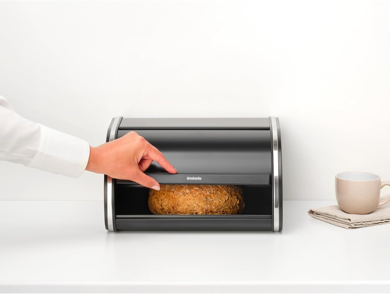 Boîte à pain Brabantia roll - Boîte de rangement compacte pour pain, bagels et petits pains avec couvercle plat, acier durable - taille moyenne - noir mat Boîtes de conservation alimentaire Naty Shop
