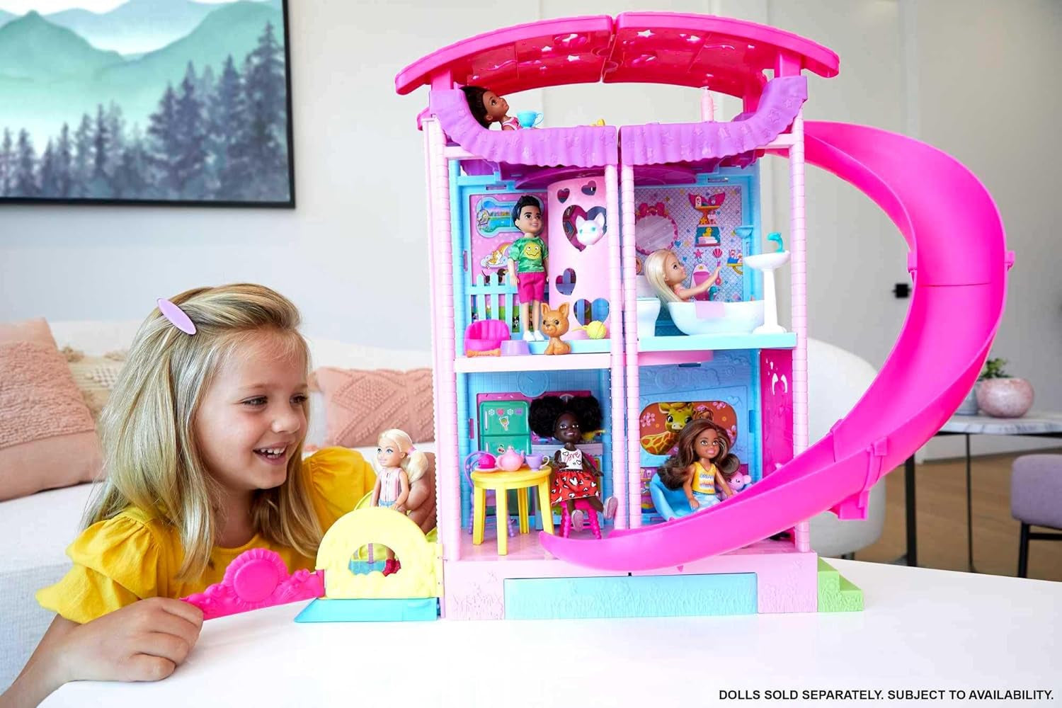 Barbie Chelsea Playhouse - 3 étages transformables, aires de jeux secrètes, ascenseur, piscine, toboggan, 2 animaux et plus de 20 accessoires, à partir de 3 ans, HHX44