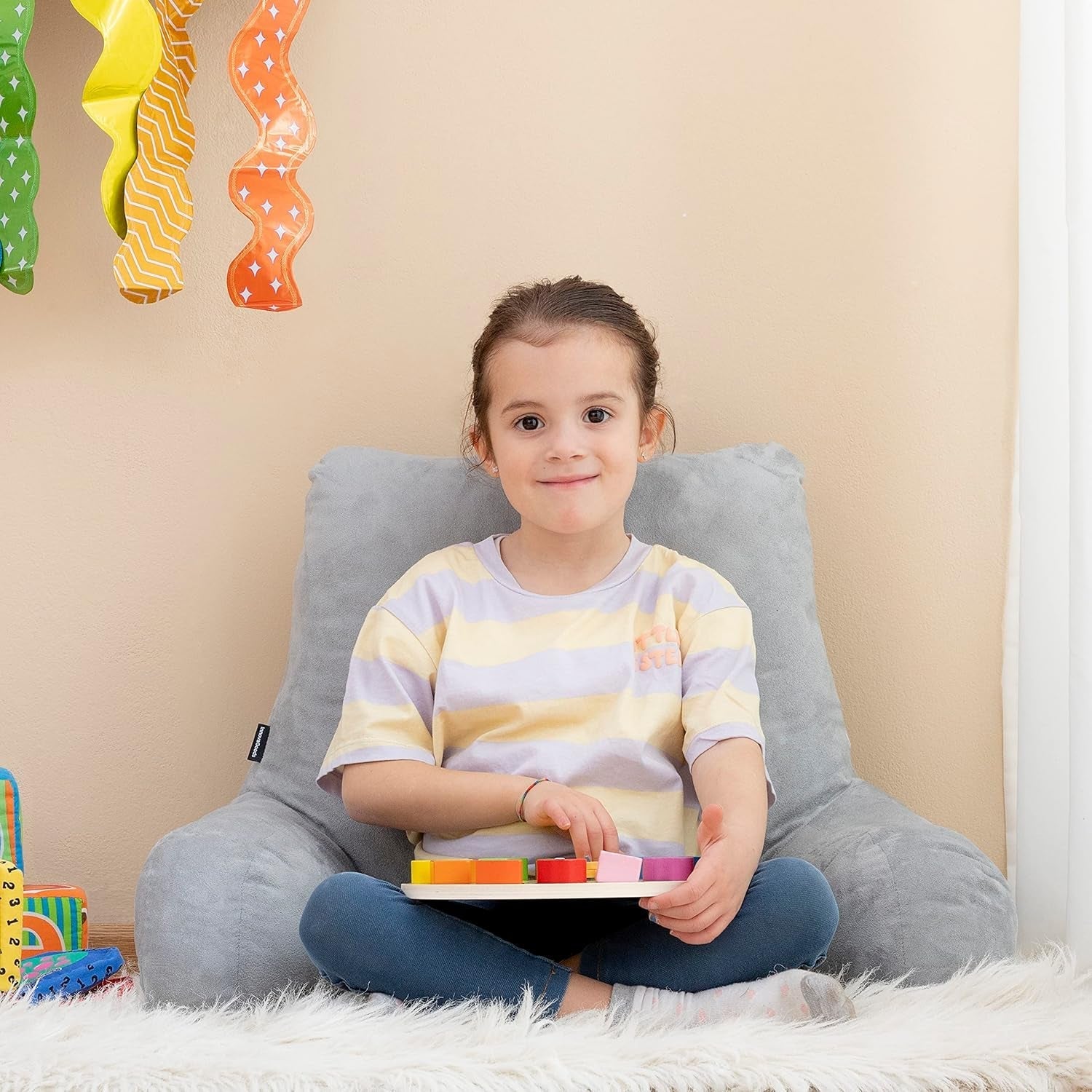 Oreiller de lecture InnovaGoods Huglow avec accoudoir pour canapé, lit et tapis, oreiller de lecture avec support lombaire et poignée de transport, ergonomique, prévient l'inconfort et la douleur, gris