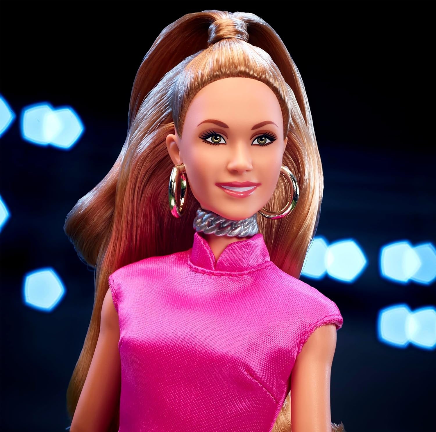 BARBIE Keeley Jones - Poupée de collection inspirée de Ted Lasso, robe midi en soie rose vif, talons hauts dorés, cape noire, boucles d'oreilles créoles dorées, sac rose, à partir de 3 ans, HJW92