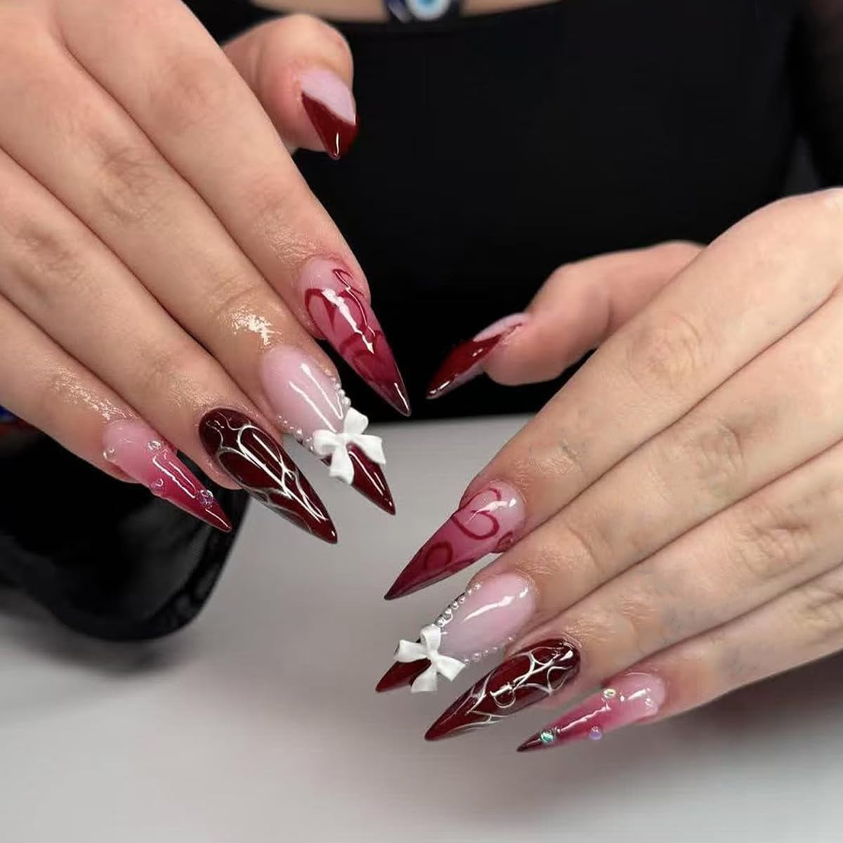 Mouyouglow longs ongles Stiletto laiteux blanc dégradé rose paillettes Cool faux ongles avec colle rose Ombre paillettes ongles artificiels