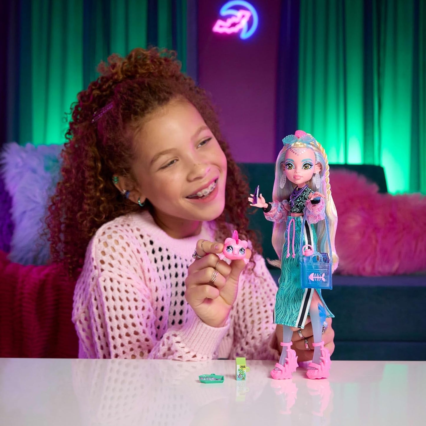 Monster High Lagoona Blue Neptuna Fish Haut court et jupe longue de sport avec 7 accessoires dont lunettes de soleil coquillage, collation et sac, JHK33