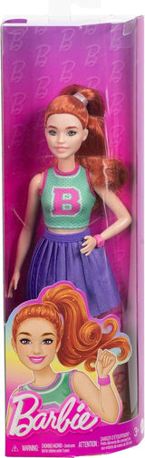 Poupée Barbie Fashionistas no. 232 aux cheveux roux, haut en jersey sport à imprimé B, jupe plissée violette, montre-bracelet et baskets, HYT90