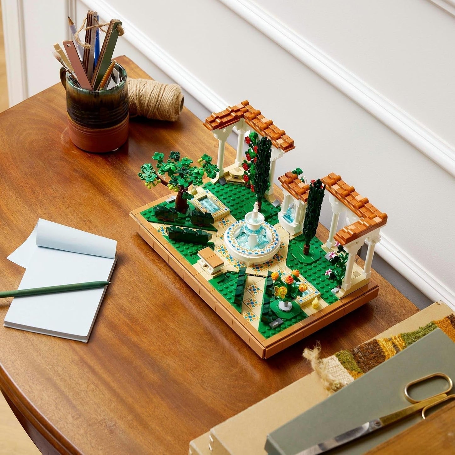 LEGO Icons Fountain Garden - Jeu de construction miniature pour adultes avec feuilles, cyprès, arbres, vignes, fleurs - Idée de cadeau d'anniversaire créative, cadeau de pendaison de crémaillère pour femmes, hommes - 10359 Jeux de construction Beuche den LEGO-Store