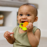 Infantino Lil' Nibbles, anneau de dentition en silicone texturé, jouet de dentition pour bébé sans BPA, doux, facile à tenir, stimulation sensorielle pour nourrissons, carotte