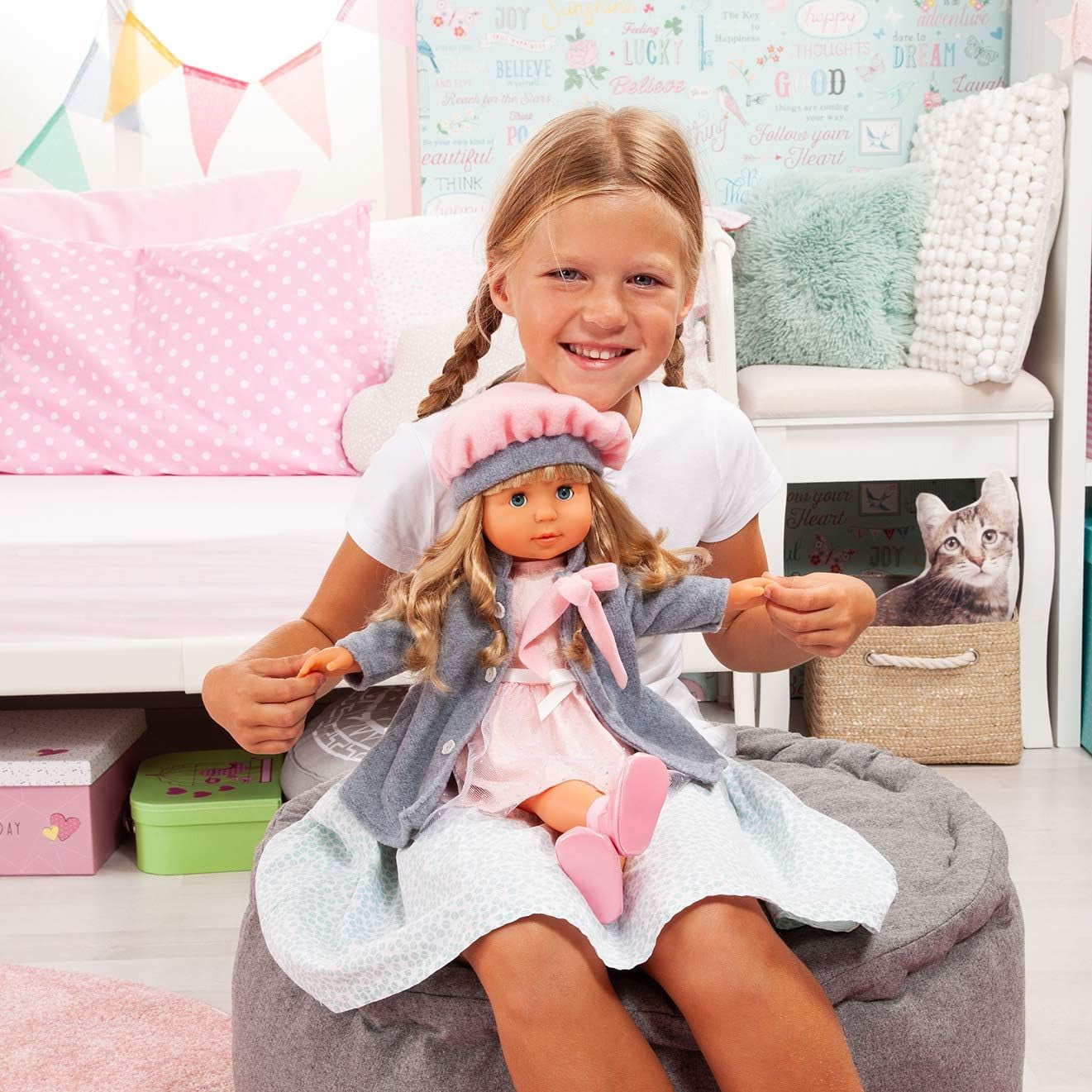 Bayer Design 94635AX Charlene Poupée fonctionnelle avec cheveux et yeux endormis, parle et chante 90 phrases, 2 poèmes et 8 chansons, 46 cm, poupée multi-accessoires, 1,30 kg, rose, gris