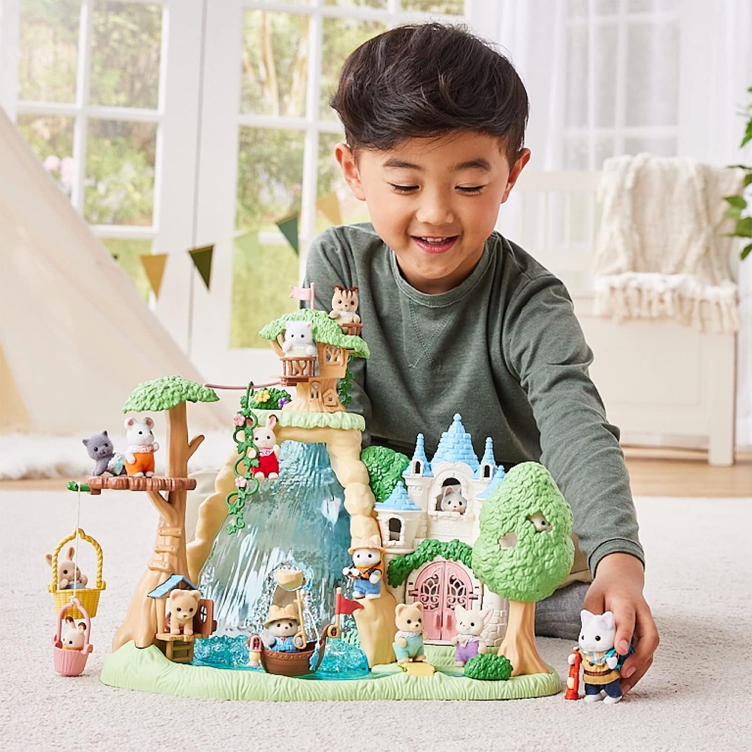 Sylvanian Families - 5763 Adventure Explorer - Ensemble avec deux figurines, père et bébé chaton au lait, figurine animale, jouet détaillé pour enfants à partir de 3 ans