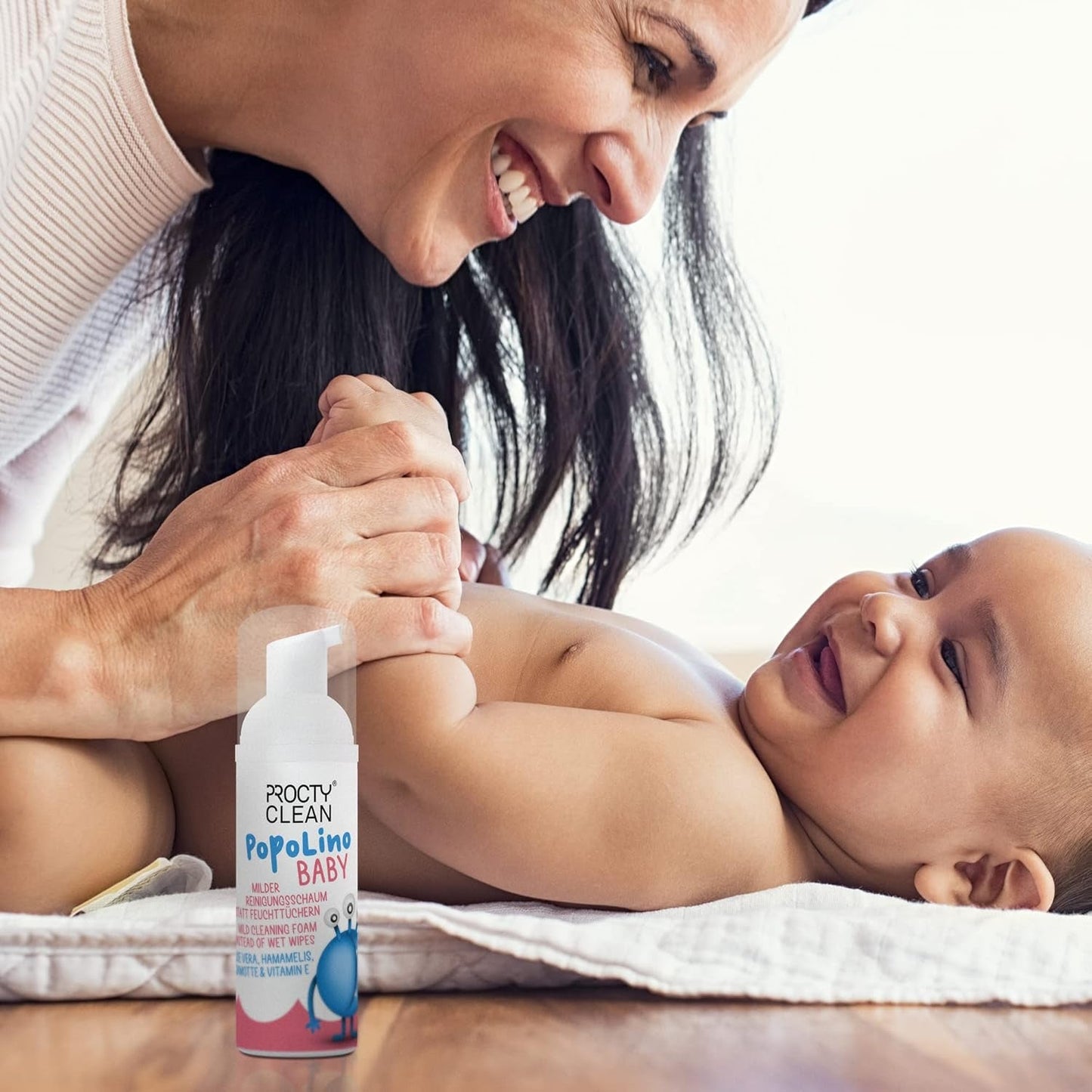 Mousse à fond souple PopoLino Baby au lieu de lingettes humides pour bébé. Mousse nettoyante cosmétique vegan et naturelle ! Mousse inférieure à l'aloe vera, à l'hamamélis, à la bergamote et à la vitamine E. Rend les fesses et l'environnement heureux.