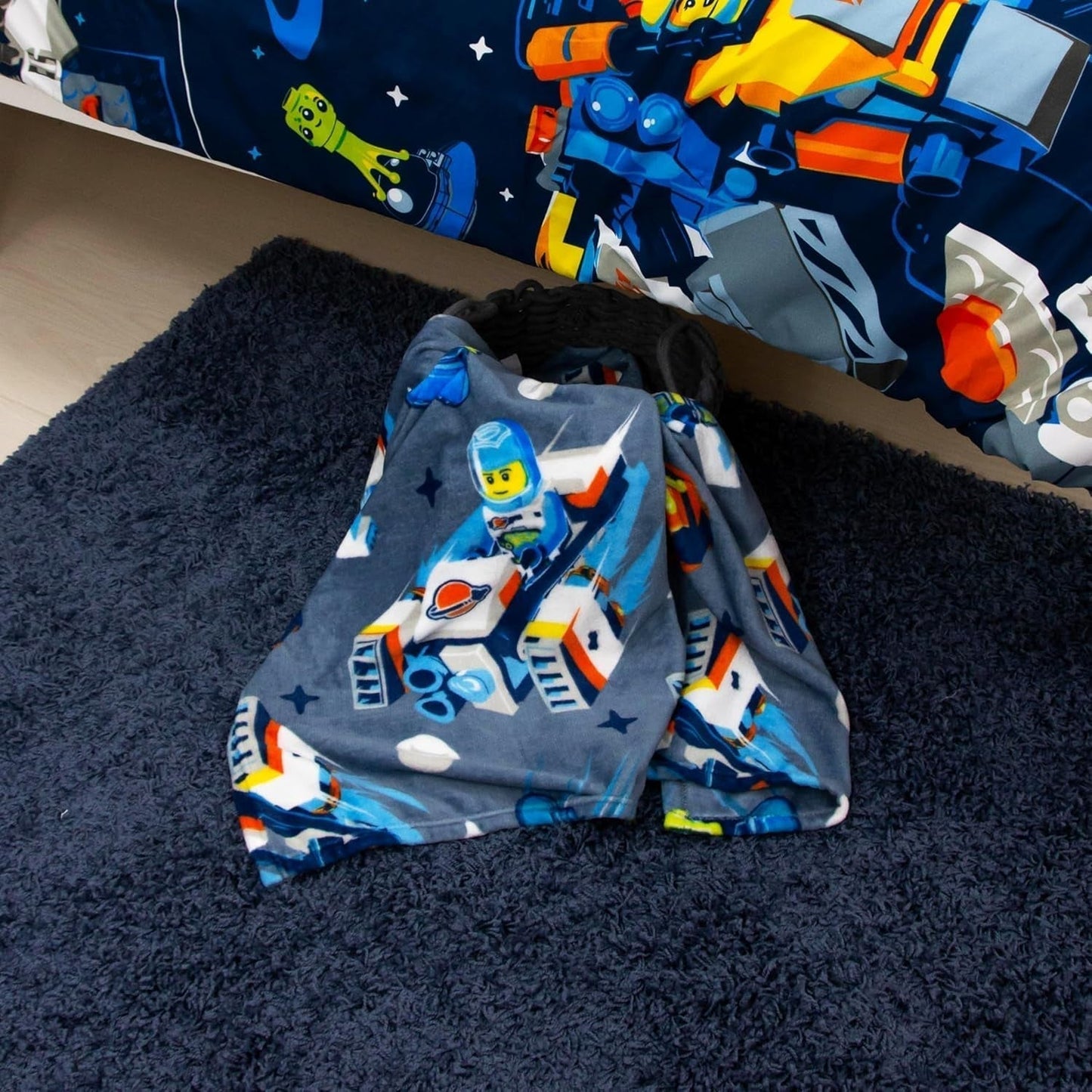 Character World Couverture polaire officielle Lego® City, super douce, bleu chaud, design Cityspace, parfaite pour les chambres, le camping et le sommeil, lits et couvertures 100 x 150 cm Besuche den Character World-Store