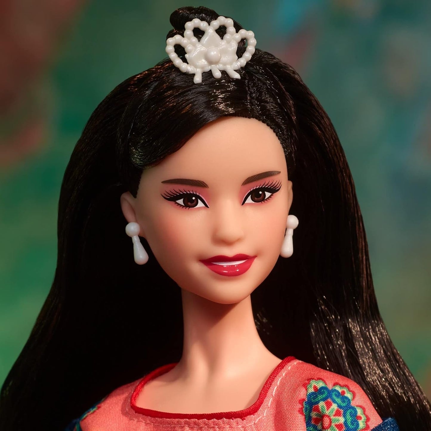 BARBIE Lunar New Year Puppe - Sammelfigur mit traditionaler Hanfu-Robe und chinesischen Drucken, inspiré des Dunhuang-Höhlenmalereien, y compris Puppenständer et Echtheitszertifikat, HJX35