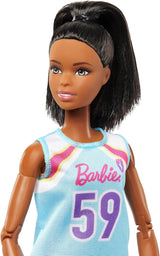 Barbie Made to Move Poupée et accessoires, joueuse de basket brune avec robe de sport et ballon amovibles, 22 articulations articulées, HKT74