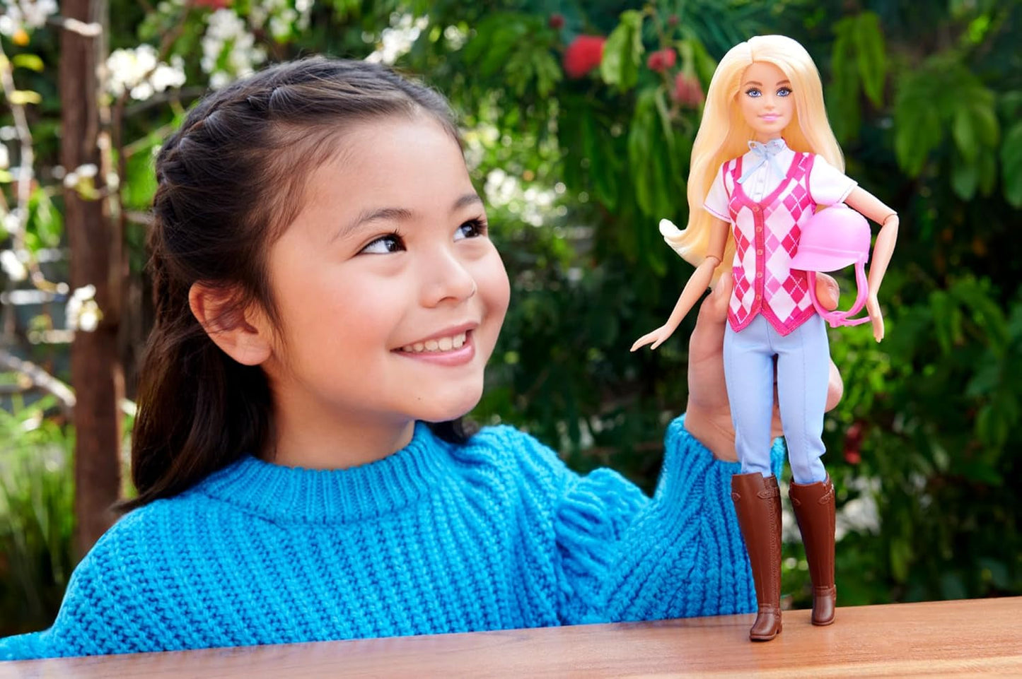 Poupée Barbie Malibu et accessoires de Barbie Mysteries : The Secret Horse Adventure, comprenant une poupée mannequin, une tenue d'équitation et un casque amovibles, HXJ38