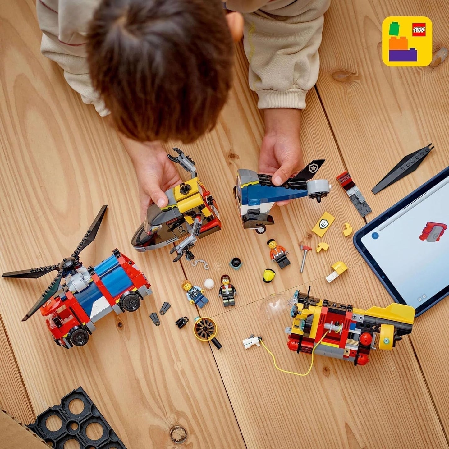 LEGO City Combo Set avec hélicoptère, voiture du lion et sous-marin et 3 figurines - Véhicules jouets à construire pour garçons et filles à partir de 7 ans - Cadeau d'anniversaire et de vacances 60462 Jeux de construction Besuche den LEGO-Store