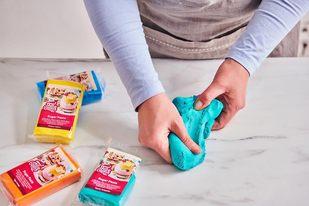 Fondant roulé FunCakes Sparkling Gold : facile à utiliser, lisse, flexible, doux et malléable, parfait pour la décoration de gâteaux, halal, casher et sans gluten. 250 g de pâte à sucre Naty Shop