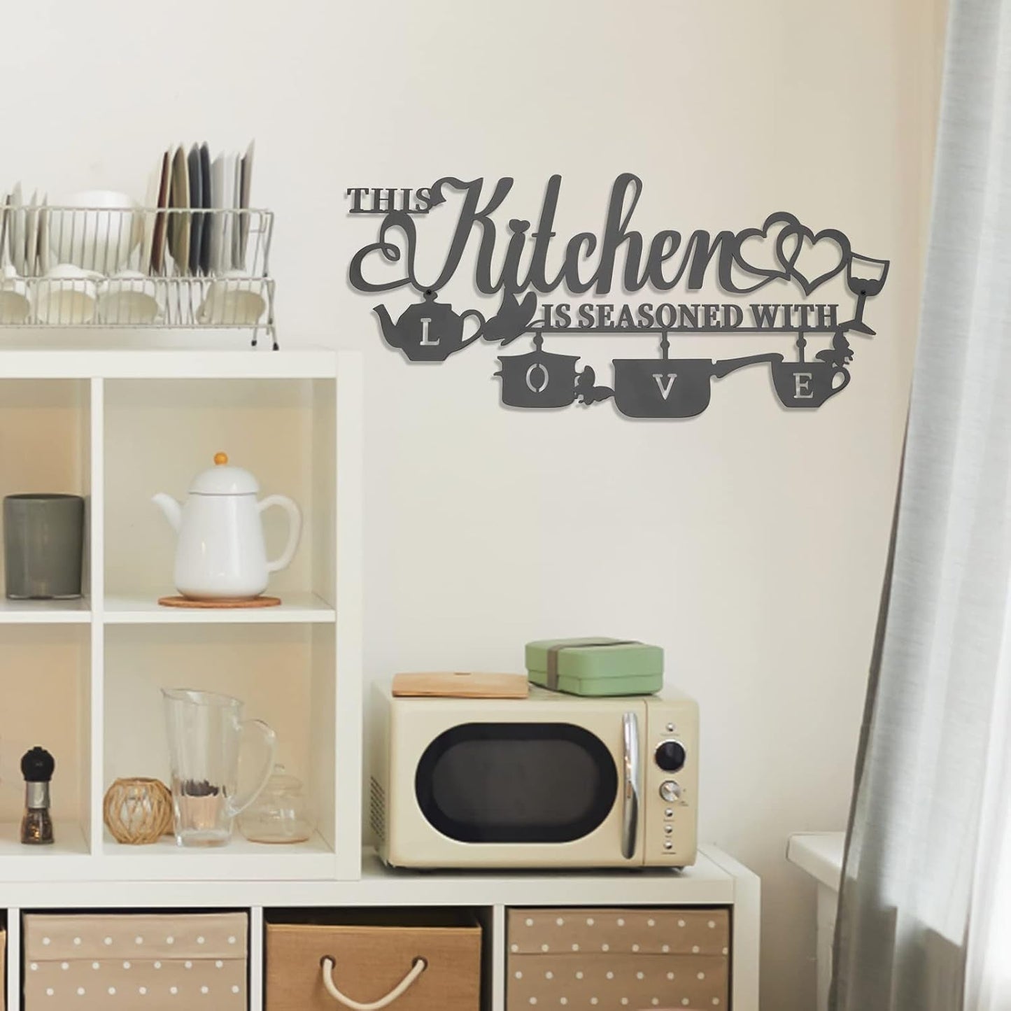 KHayRovies Décoration murale de cuisine en métal Cette cuisine est assaisonnée avec amour Plaque de nom de mot noir Lettres en fer rustiques Citations pour cuisine, ferme, salon Statues et sculptures Naty Shop