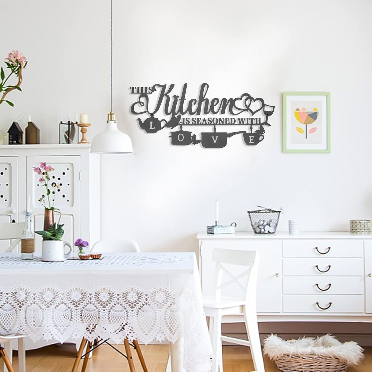 KHayRovies Décoration murale de cuisine en métal Cette cuisine est assaisonnée avec amour Plaque de nom de mot noir Lettres en fer rustiques Citations pour cuisine, ferme, salon Statues et sculptures Naty Shop