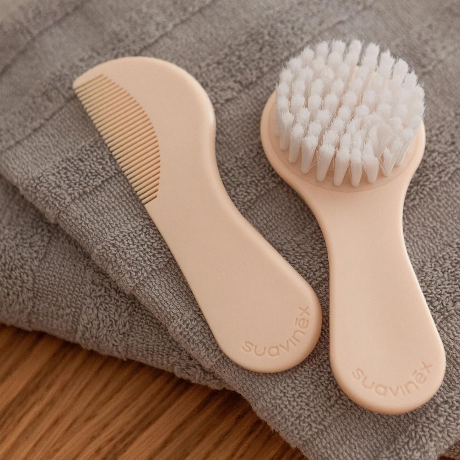 Suavinex 3162385 Peigne avec brosse, blanc Enfant - Bain et Soin Naty Shop